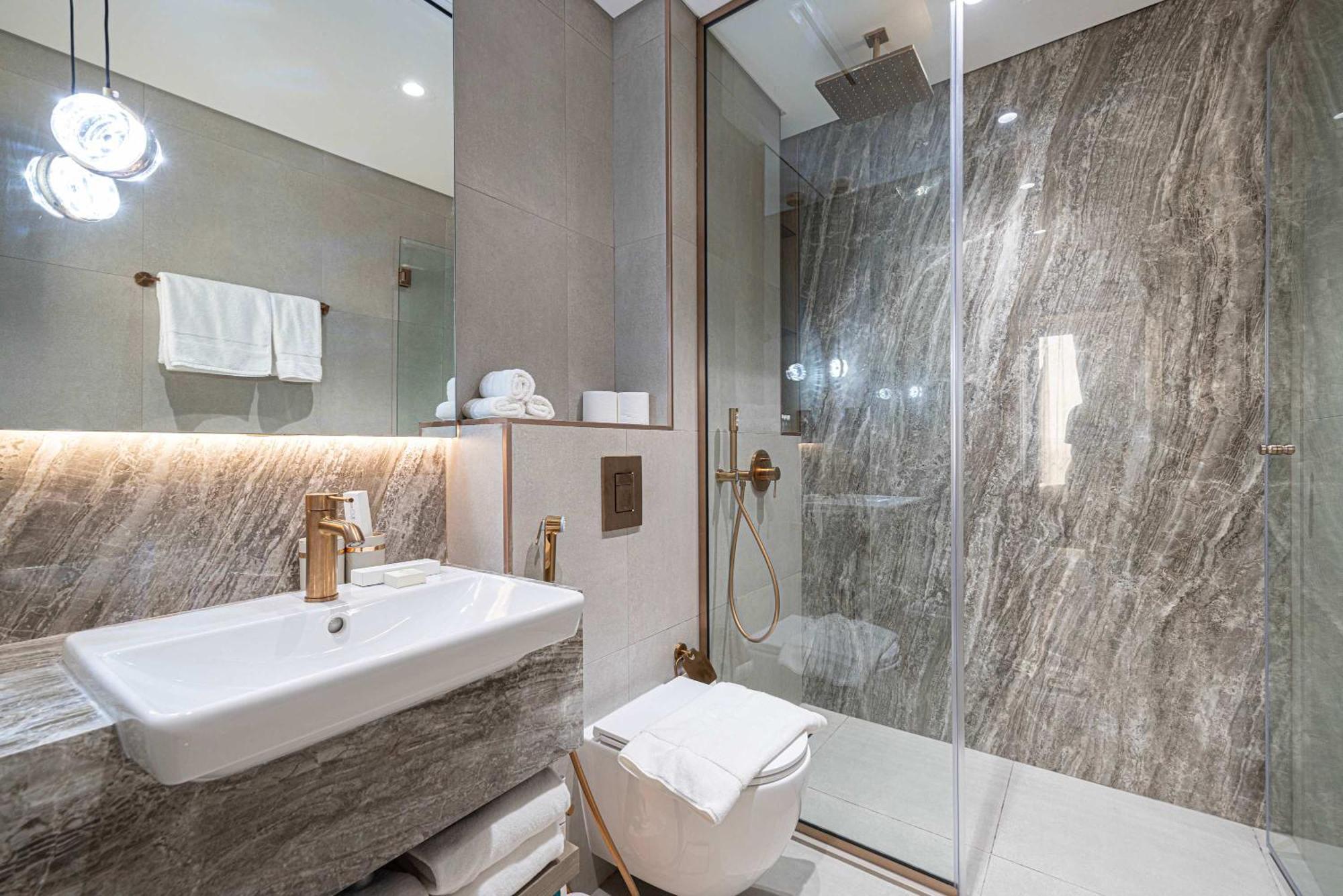 Apartment Spacious 1br With Modern Amenities In Westwood Grande Jvc
